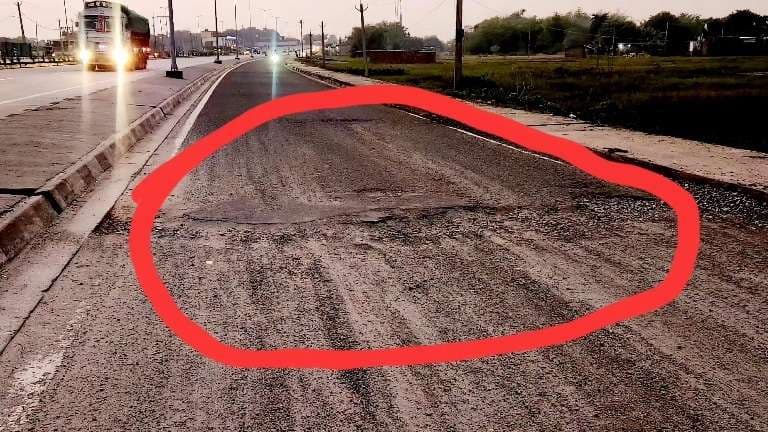 सर्विस रोड के क्षतिग्रस्त हिस्सों को दुरुस्त करने की मांग