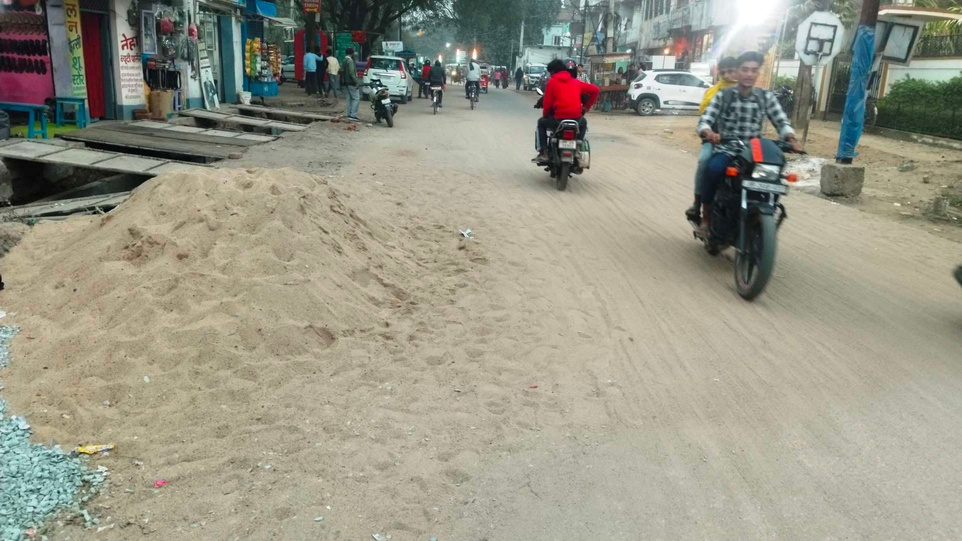 मौलाबाग रोड में निर्माण सामग्री गिरे होने से दुर्घटना की बनी आशंका