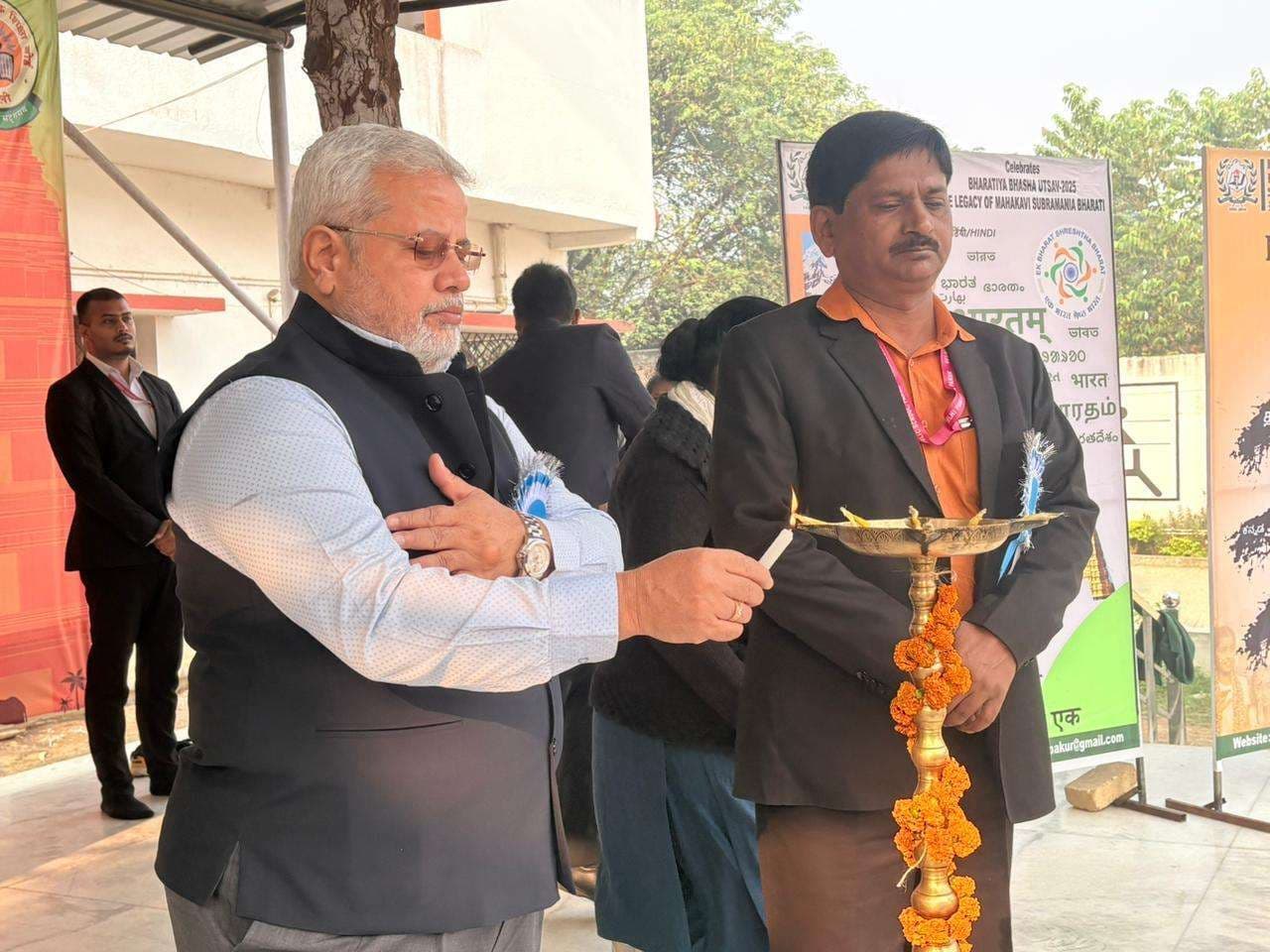 भाषा वृक्ष और भाषा विरासत पर बच्चों के बनाये चित्र प्रदर्शित