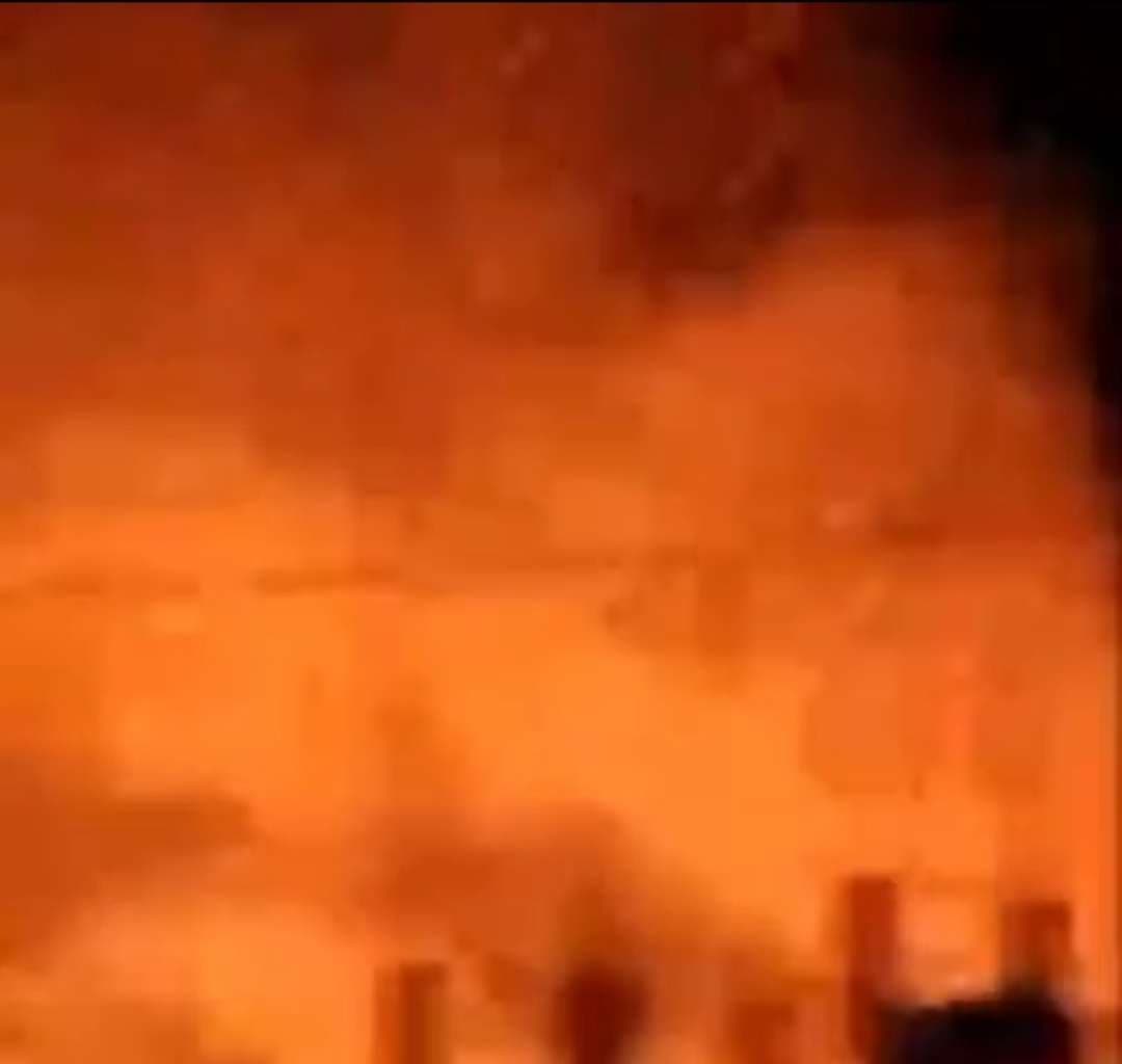 आग लगने से तीन परिवार को लाखों का नुकसान