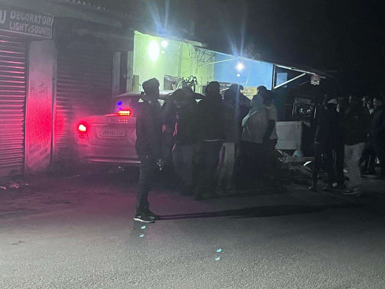 Dhanbad News : अनियंत्रित कार ने घर की दीवार पर मारी टक्कर, एक की मौत, दो घायल