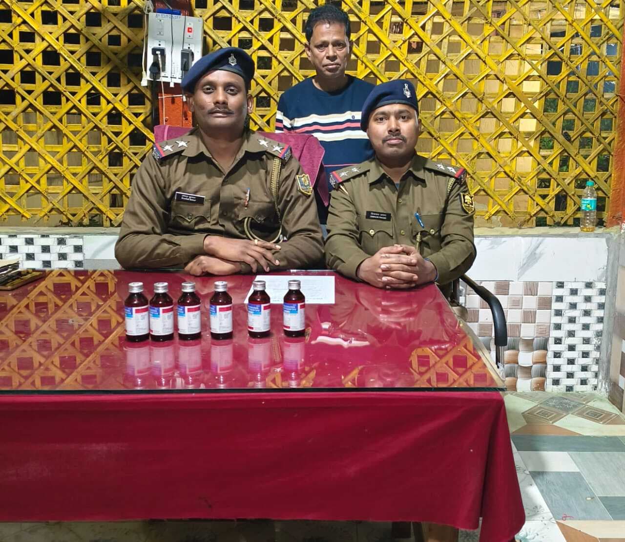 प्रतिबंधित कफ सिरप के साथ तस्कर गिरफ्तार