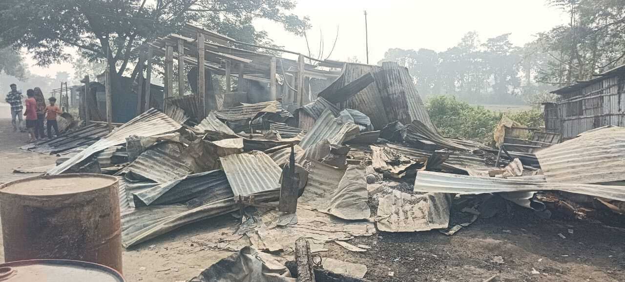 सिंघिया चौक में आग से आठ दुकानें राख