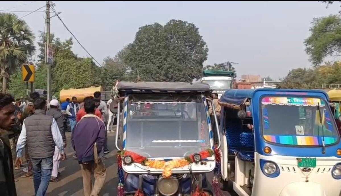 टोल टैक्स वृद्धि का विरोध, घंटों जाम रखी सड़क