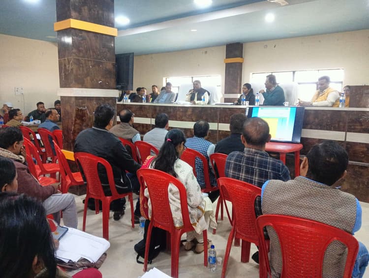 सभी लंबित दाखिल खारिज व परिमार्जन को हर हाल में सोमवार तक करें पूरा