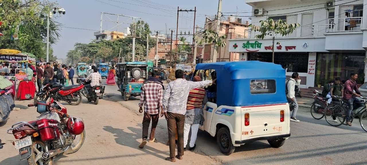 अतिक्रमण हटाने पहुंची टीम को देख ठेला चालक लगाने लगे दौड़, फुटपाथी दुकानदारों में मची रही अफरा तफरी