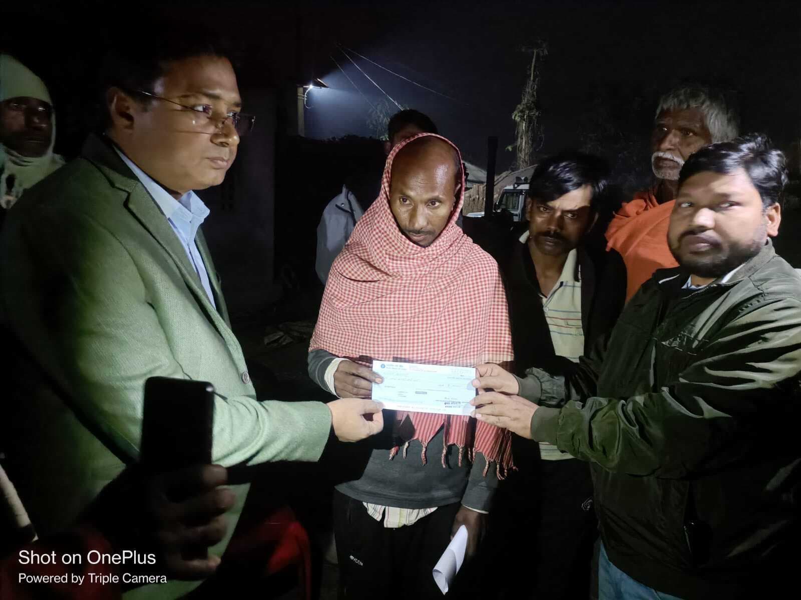 मृतक के परिजन को मिला चार-चार लाख का चेक