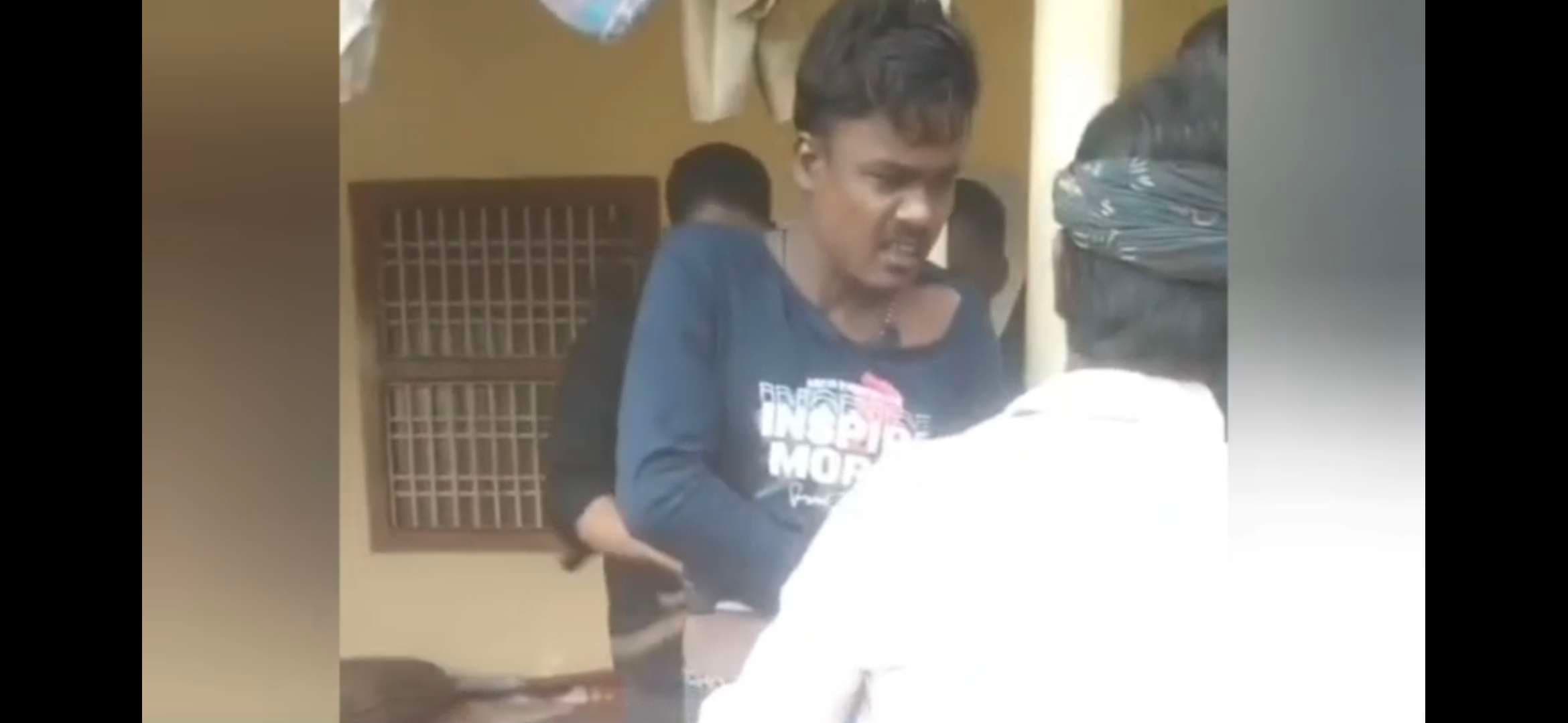 युवक की खूंटे से बांध कर हो रही पिटाई, वीडियो वायरल