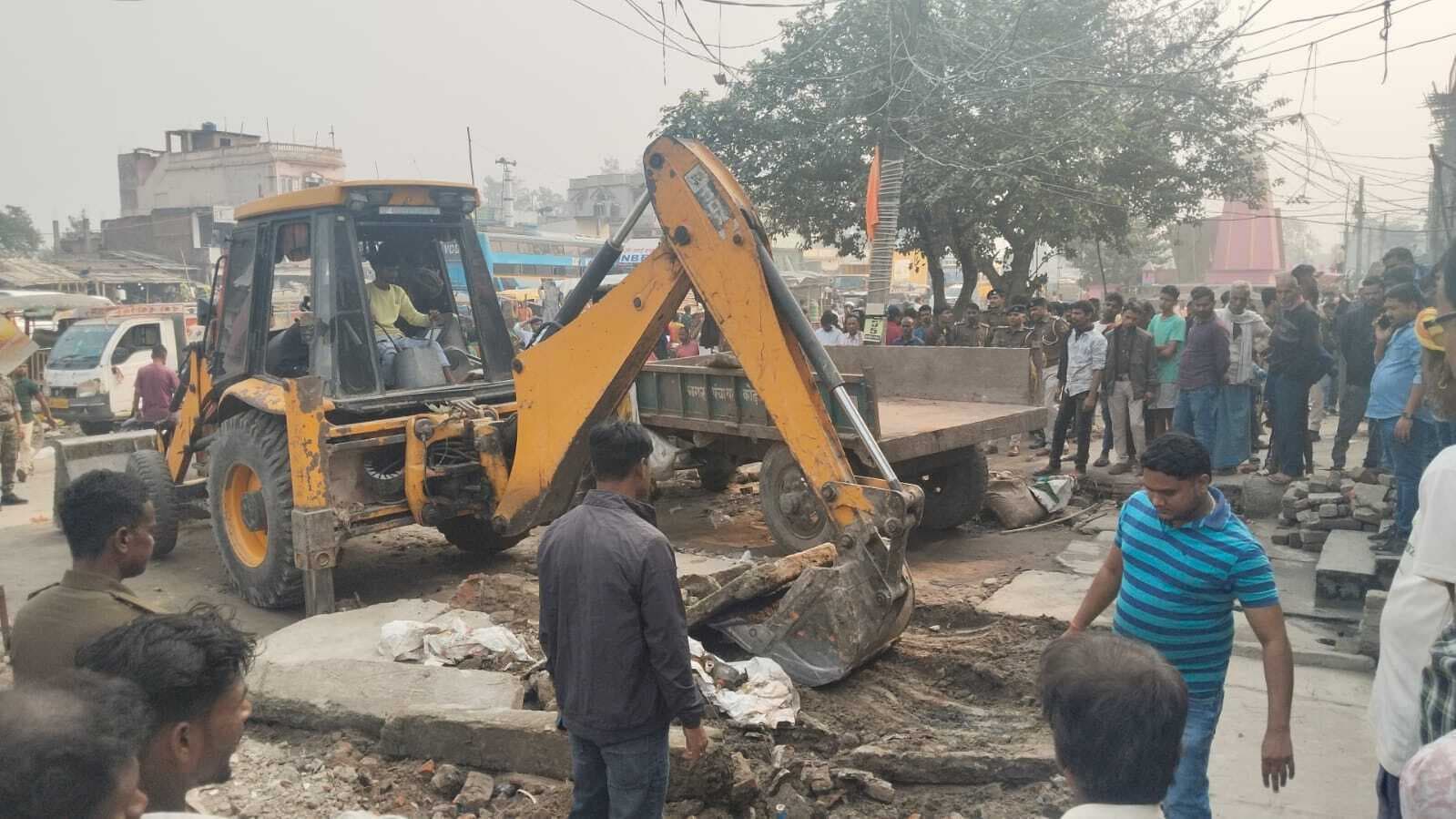 गेड़ाबाड़ी में अतिक्रमणकारियों के विरूद्ध चला बुलडोजर, हटाया अतिक्रमण