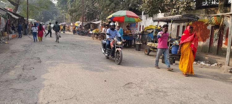 न्यायालय व समाहरणालय को जाने वाली सड़क जर्जर, नहीं हो रही मरम्मत