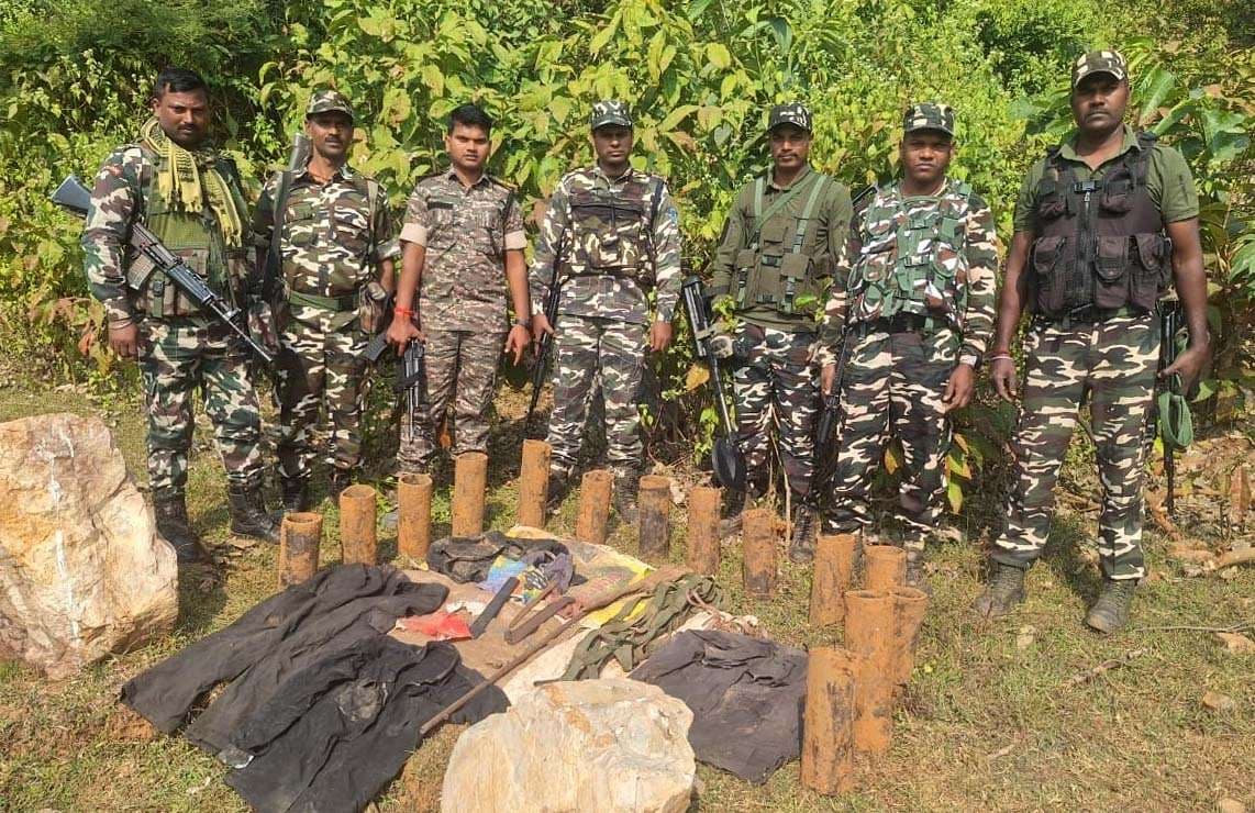 कजरा जंगल में हथियार व नक्सली वर्दी बरामद