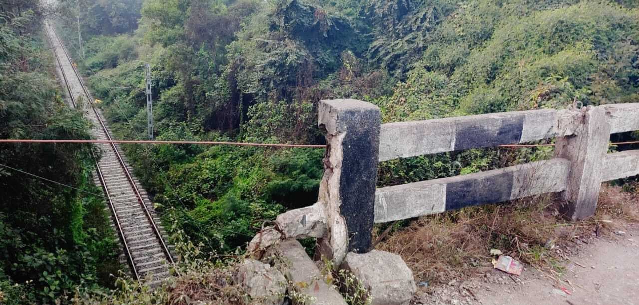 रेलिंग विहीन पुल दुर्घटना को कर रहा आमंत्रित