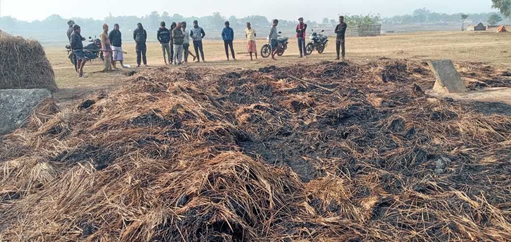 डुमरिया गांव में खलिहान में लगी आग, दो किसानों का 55 क्विंटल धान जलकर राख
