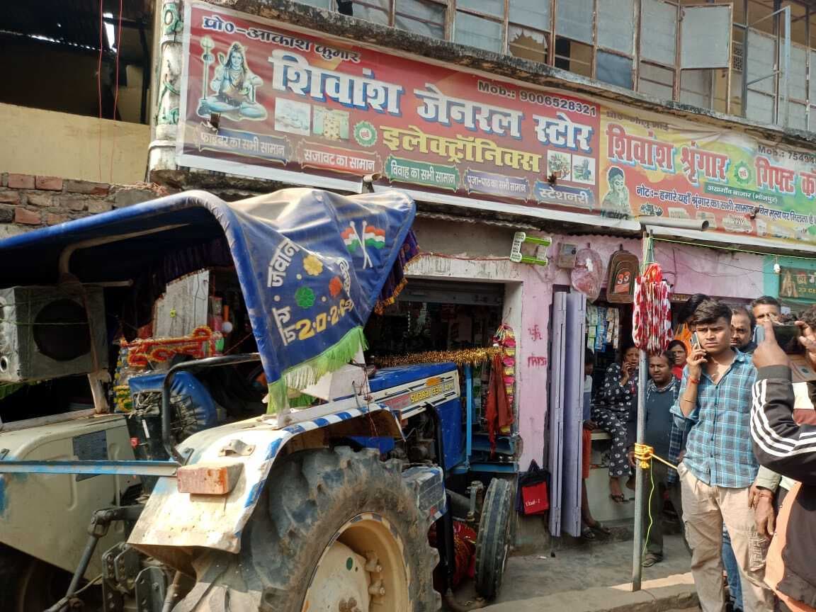 बालू लदा ट्रैक्टर दुकान में घुसा, दुकानदार बाल-बाल बचा