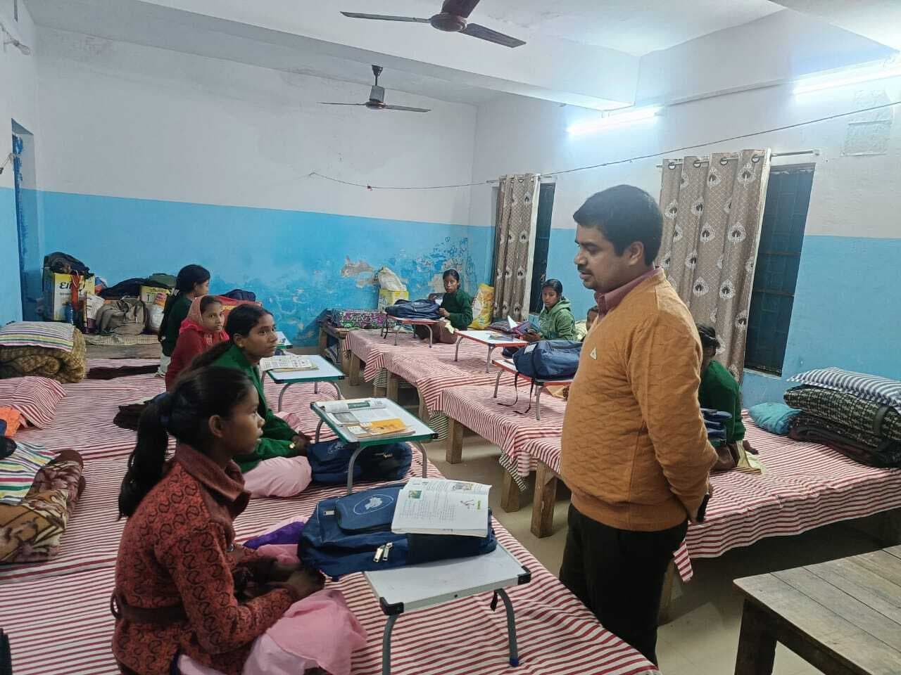 डीएम ने कस्तूरबा गांधी आवासीय बालिका छात्रावास निर्मली का किया निरीक्षण