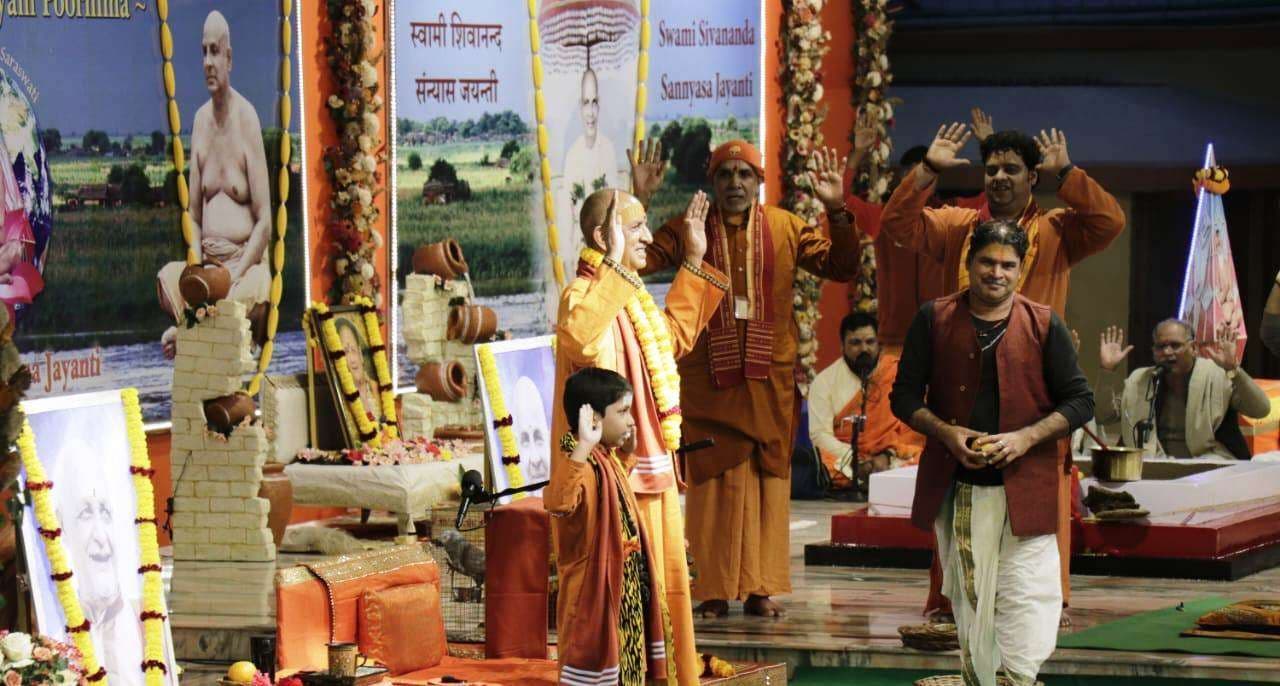 गुरु वह मार्गदर्शक है, जो हमें ज्योतिर्मय पथ पर चलाना सिखाता है : स्वामी निरंजनानंद