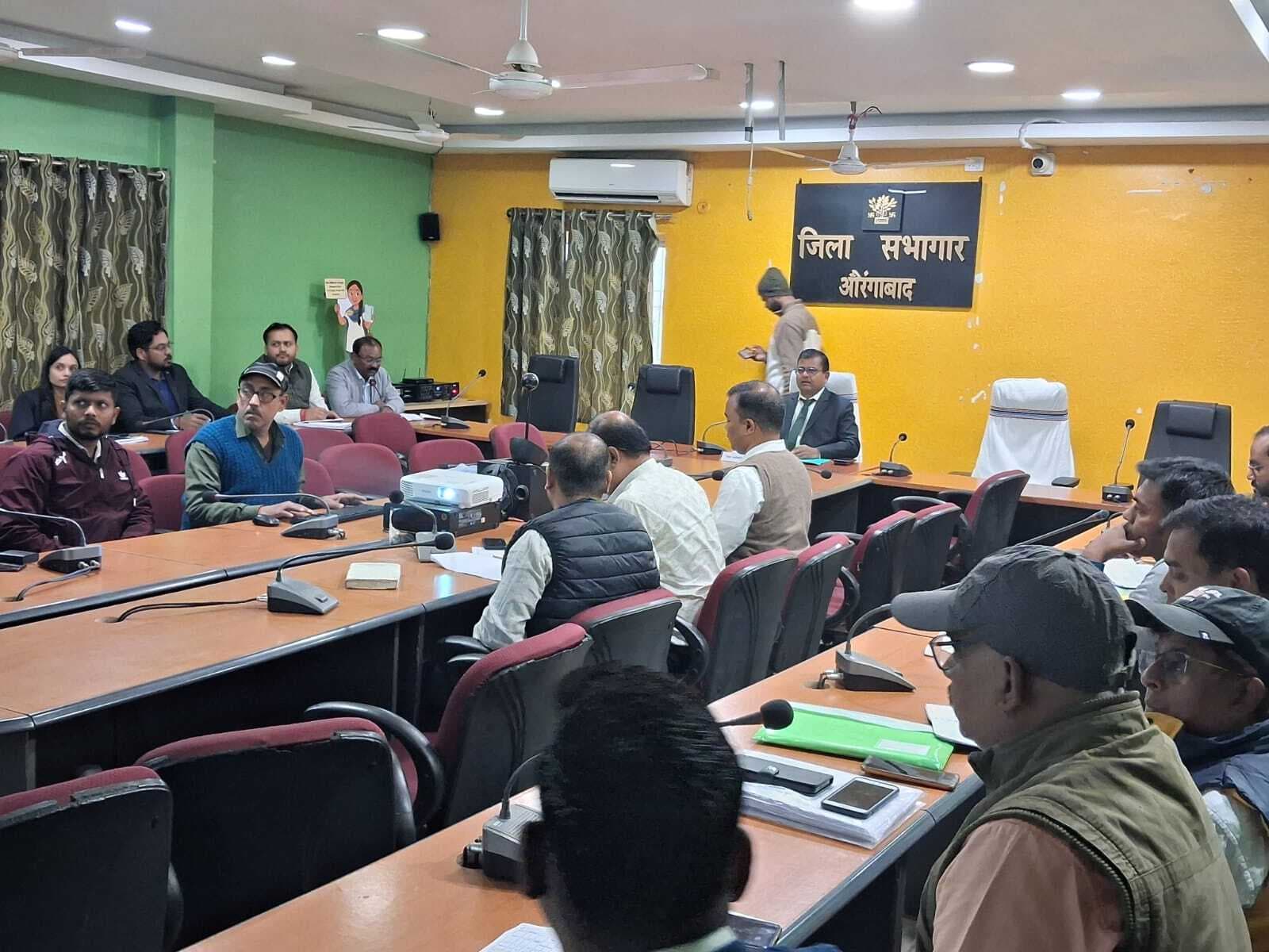 विकास योजनाओं को अंतिम पंक्ति तक पहुंचाने के लक्ष्य के साथ करें काम : डीएम