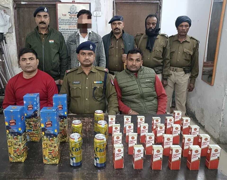 siwan news. बाघ एक्सप्रेस से 10 लीटर शराब के साथ आरोपित गिरफ्तार