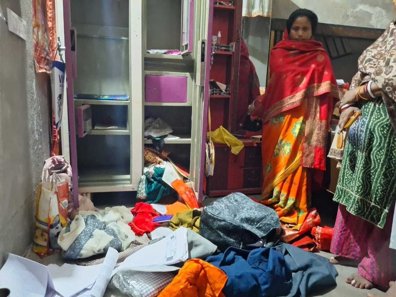 शादी में गये घरवाले, संपत्ति उड़ा ले गये चोर