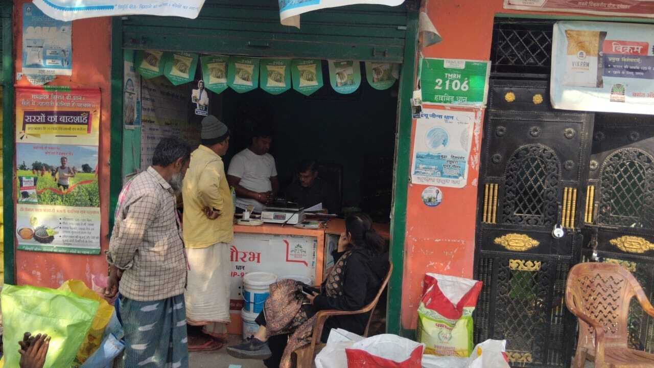 उचित मूल्य पर खाद बेचें दुकानदार