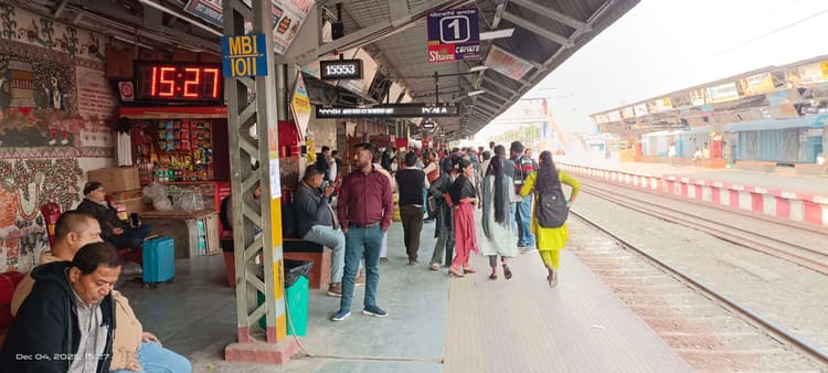 Madhubani News : परदेश जाने वाले लोगों को नहीं मिल रहा टिकट, 12 दिसंबर तक वेटिंग टिकट भी उपलब्ध नहीं