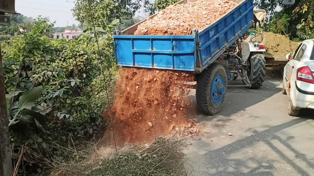 Madhubani News : खबर का असर: ठाहर गांव स्थित रेनकट भरकर सड़क किया गया दुरुस्त