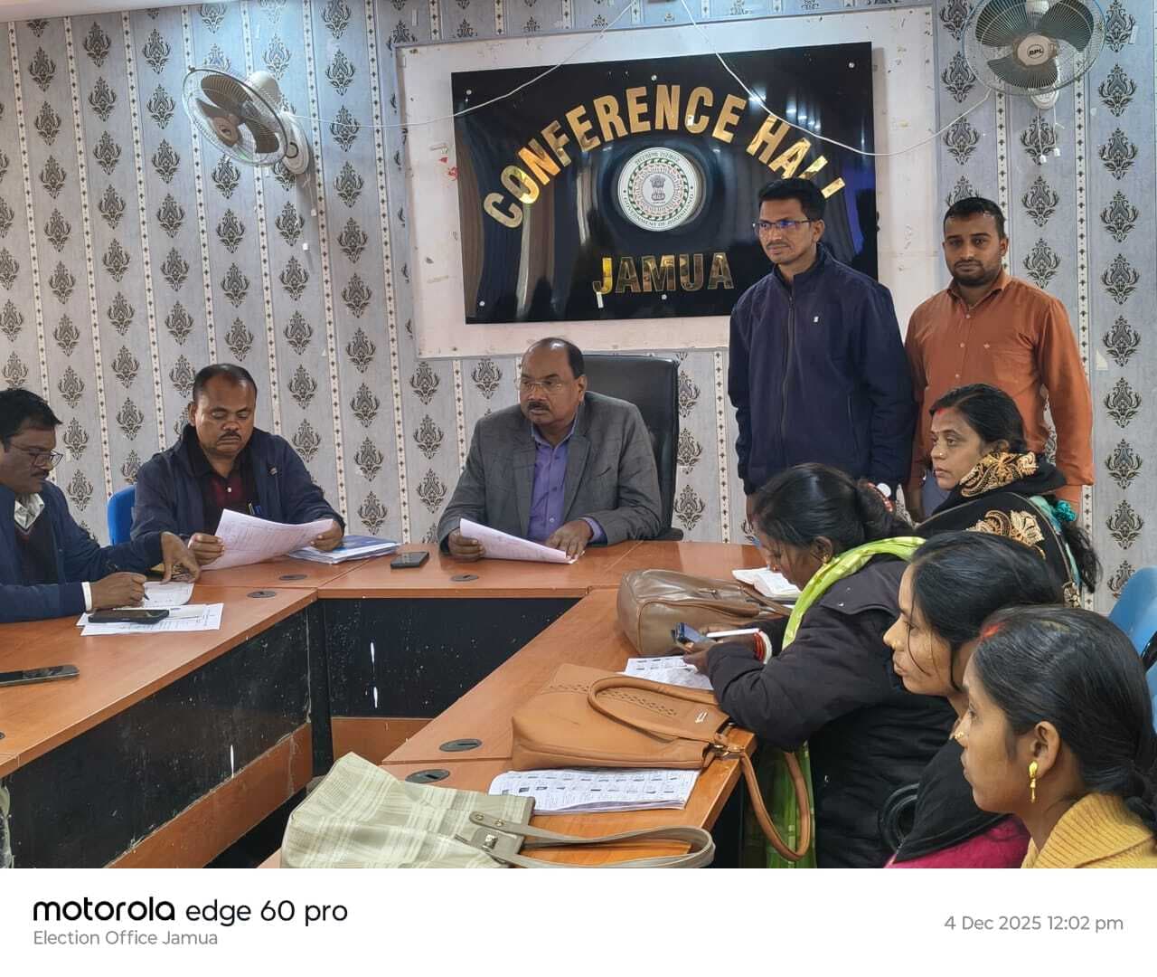 Giridih News :उप निर्वाचन पदाधिकारी ने बीएलओ व पर्यवेक्षकों के साथ की बैठक