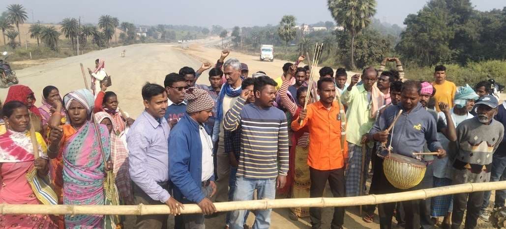 अंडरपास पुल निर्माण की मांग को लेकर फुलवार में ग्रामीणों का प्रदर्शन