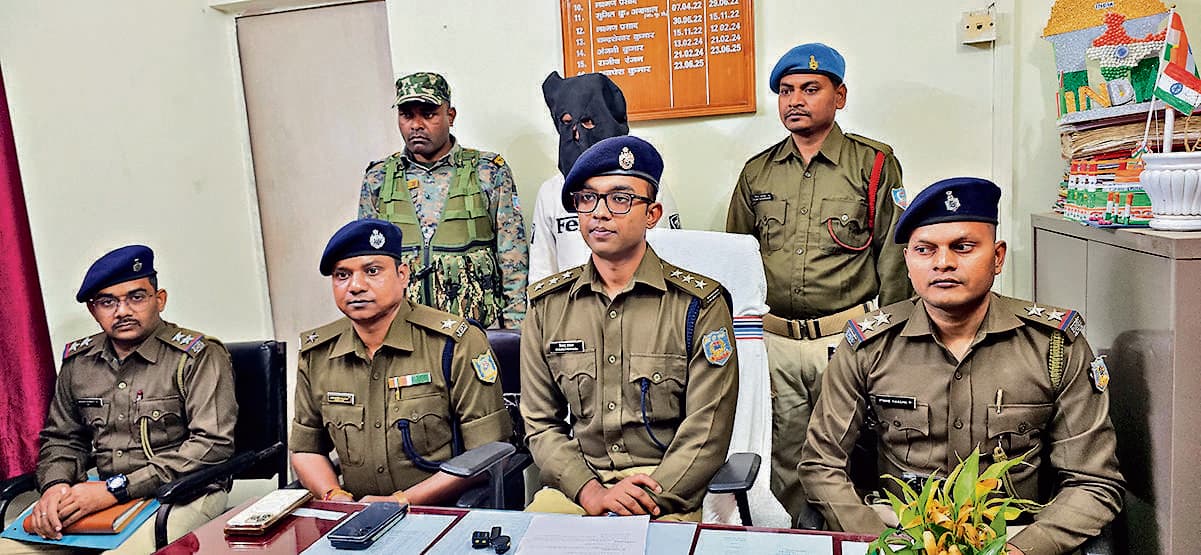 Chaibasa News : चक्रधरपुर में 68 पुड़िया ब्राउन शुगर के साथ युवक गिरफ्तार