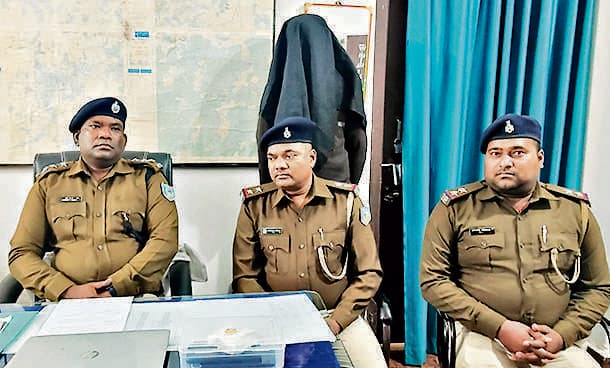 Chaibasa News : दुकान से 95 हजार की चोरी के आरोप में युवक गया जेल