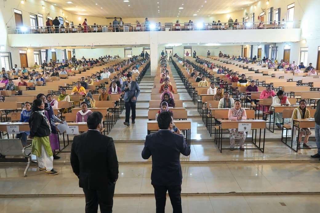 Chaibasa News : घंटी आधारित 190 अनुशिक्षक की बहाली को 895 ने परीक्षा दी