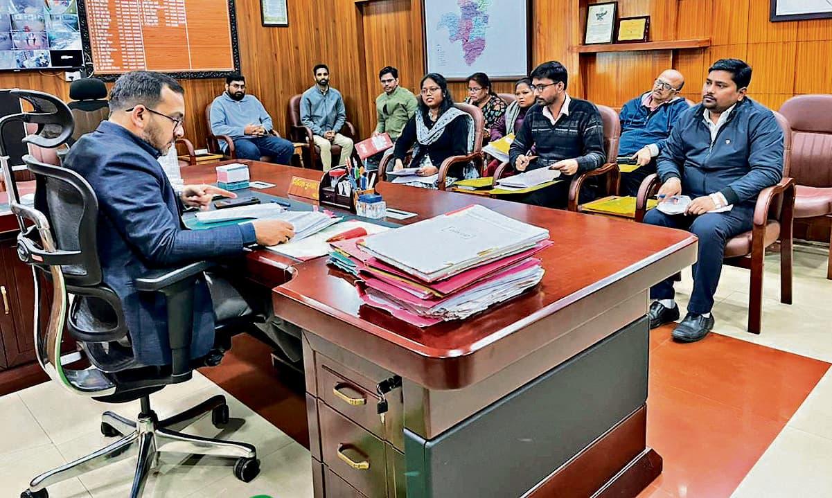 Seraikela Kharsawan News : योजनाओं के लाभुक चयन में पारदर्शिता बरतें : डीसी