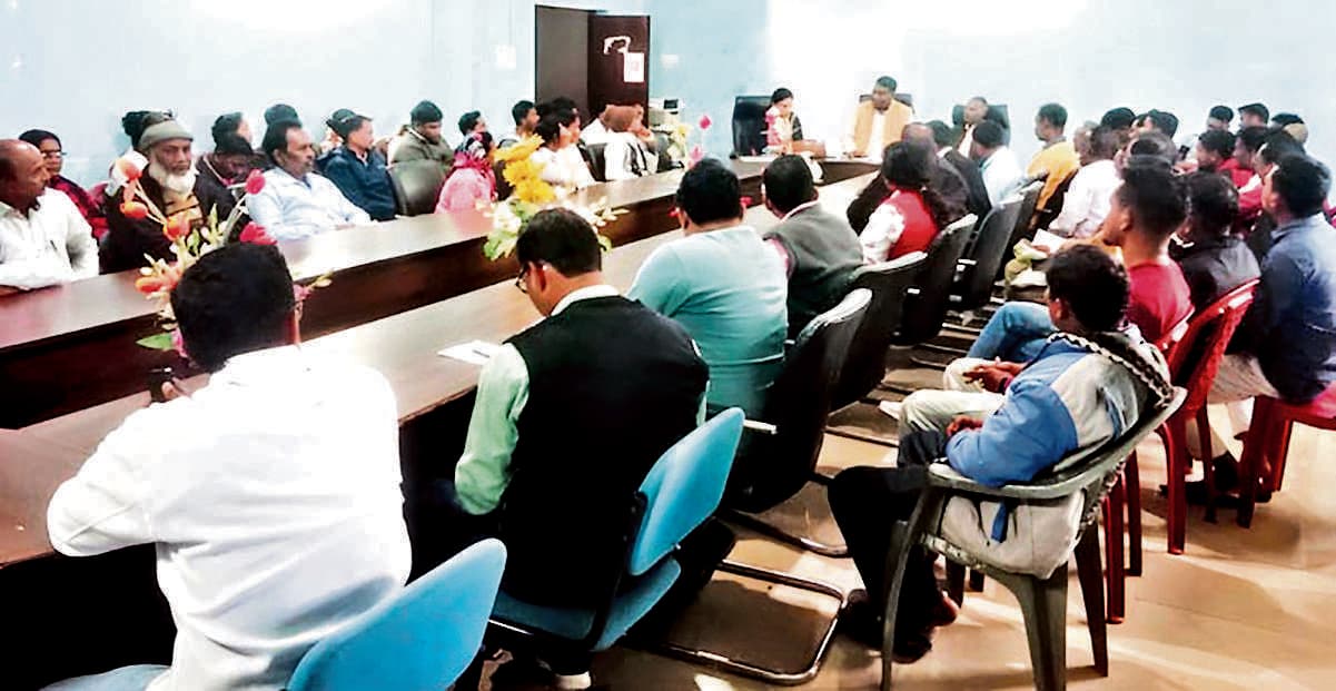 Seraikela Kharsawan News : राशन कार्ड से जुड़े परिवारों का डाटा आधार से लिंक करायें : बीडीओ