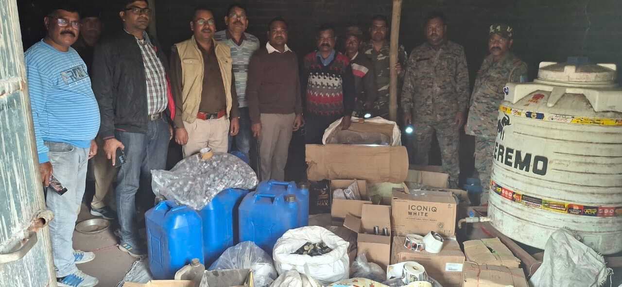 Seraikela Kharsawan News : गंजिया बराज के पास नकली विदेशी शराब फैक्ट्री का खुलासा, सामग्री जब्त