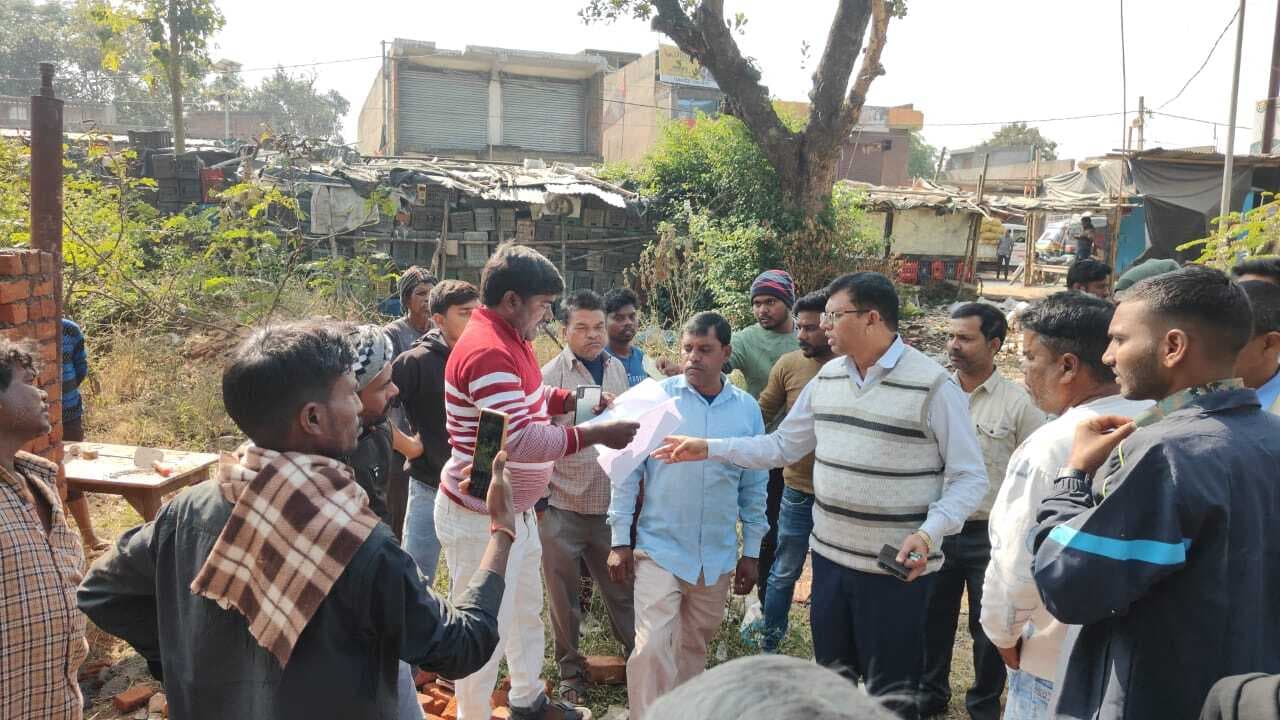 Giridih News :डाक बंगला की जमीन पर सीओ ने रोका निर्माण कार्य