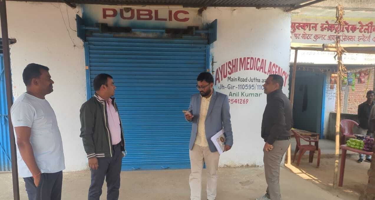 Giridih News :अधिकारियों ने की दवा दुकानों की जांच