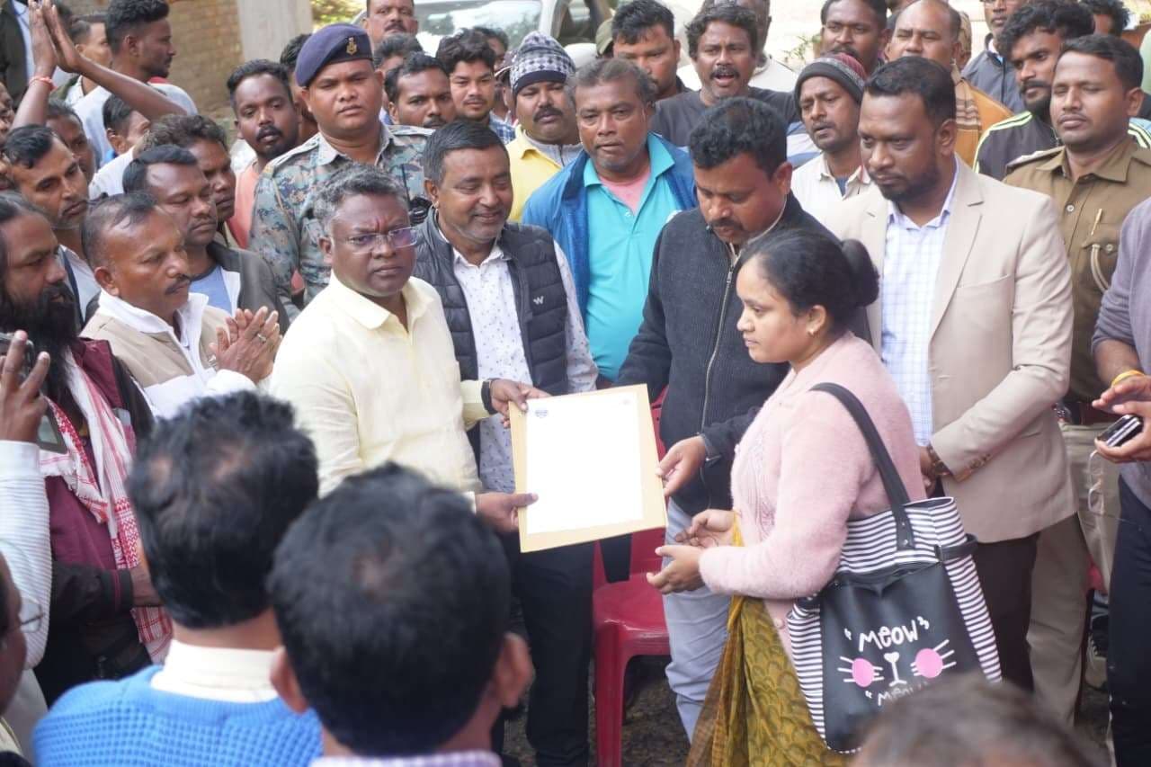 East Singhbhum News : यूसिल कर्मी की आश्रित को मिला नियुक्ति पत्र