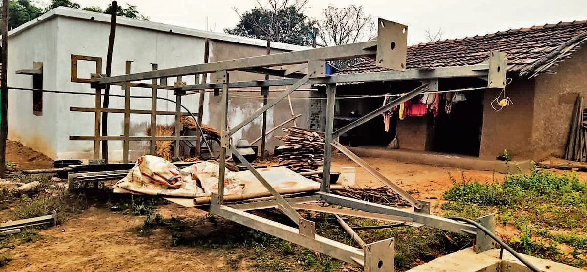 East Singhbhum News : जलापूर्ति योजना दो साल बाद भी अधूरी, पानी के लिए मशक्कत