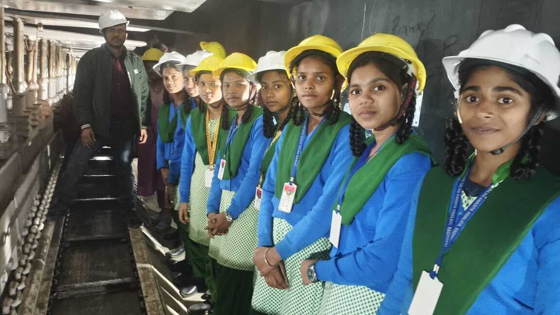 Dhanbad News: स्कूली बच्चों ने किया आइआइटी आइएसएम का भ्रमण