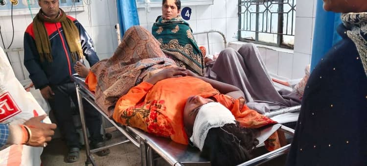 सड़क पार कर रही महिला को ट्रक ने मारा धक्का, गंभीर