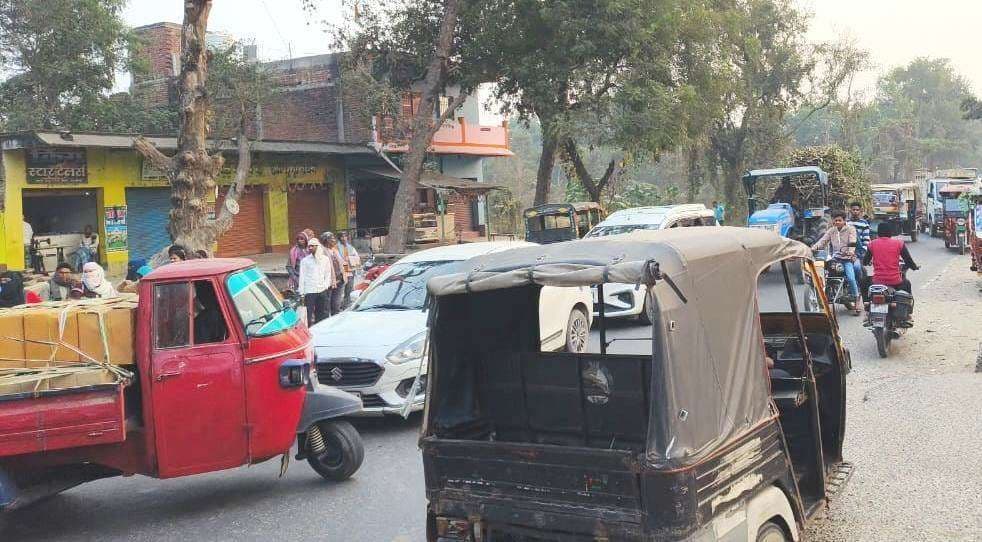 ऑटो स्टैंड नहीं रहने से राहगीर व व्यवसायी परेशान