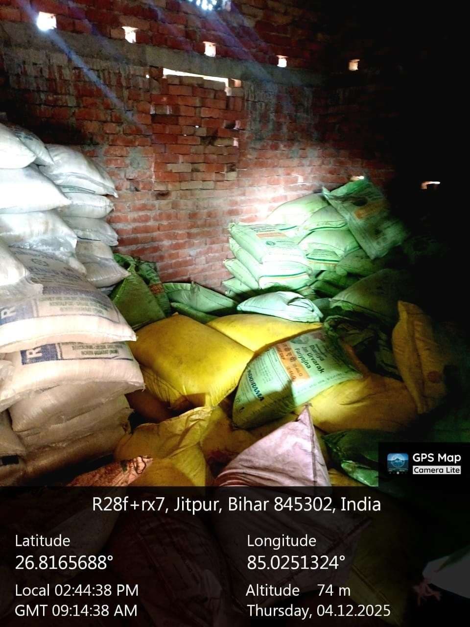 Motihari : कोटवा प्रखंड के बलुआ बिजवनी गांव से 436 बोरा उर्वरक जब्त