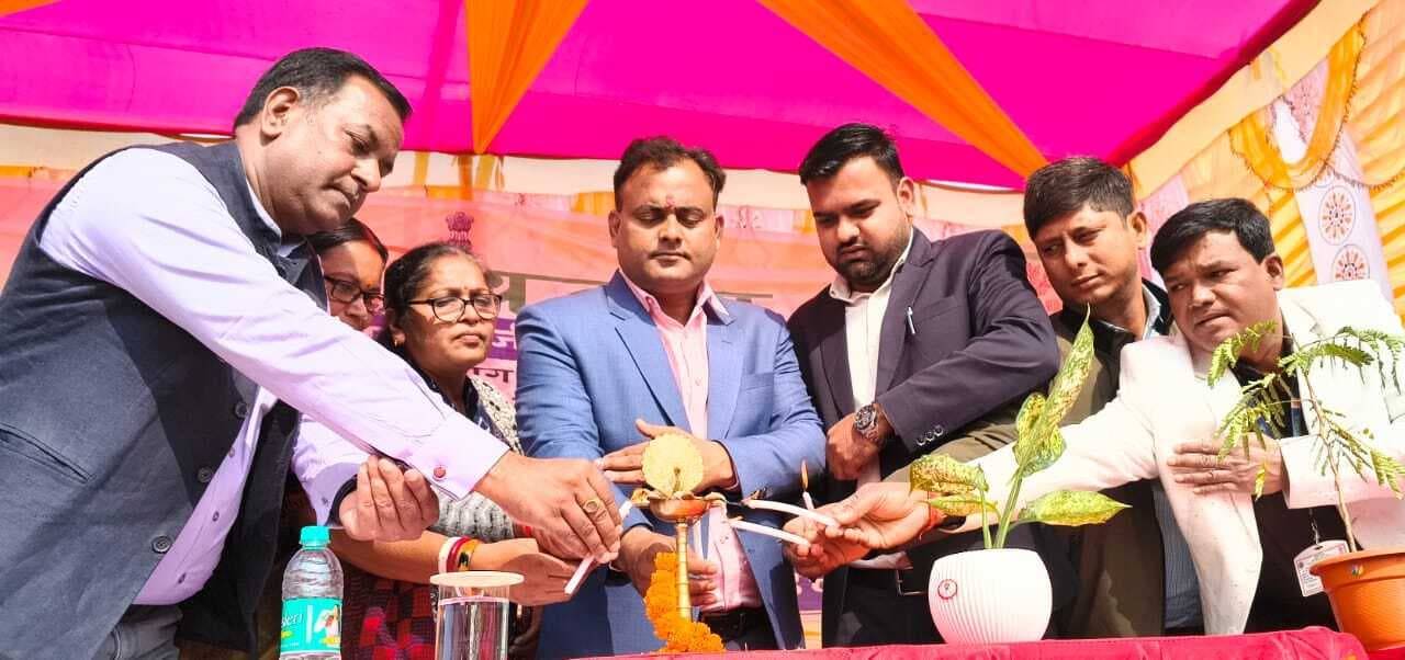 अपने स्कील को पहचानें व प्रशिक्षित होकर रोजगार लें : डीएम