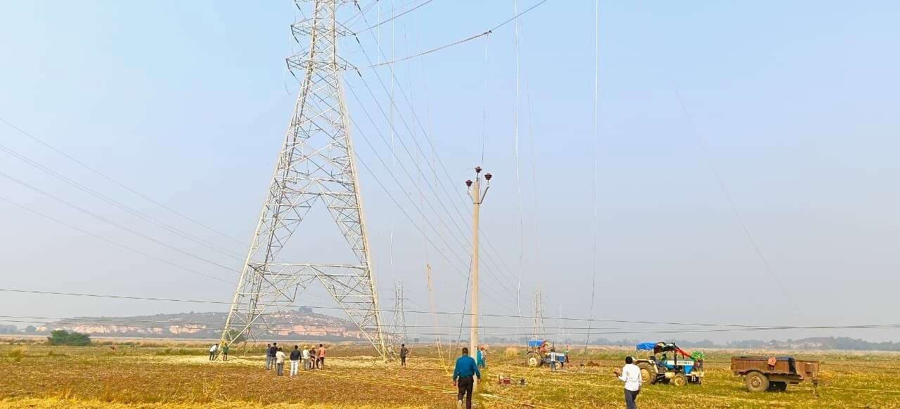 रेलवे पटरी के उपर से गुजरी कजरा सोलर पावर का हाईटेंशन वायर