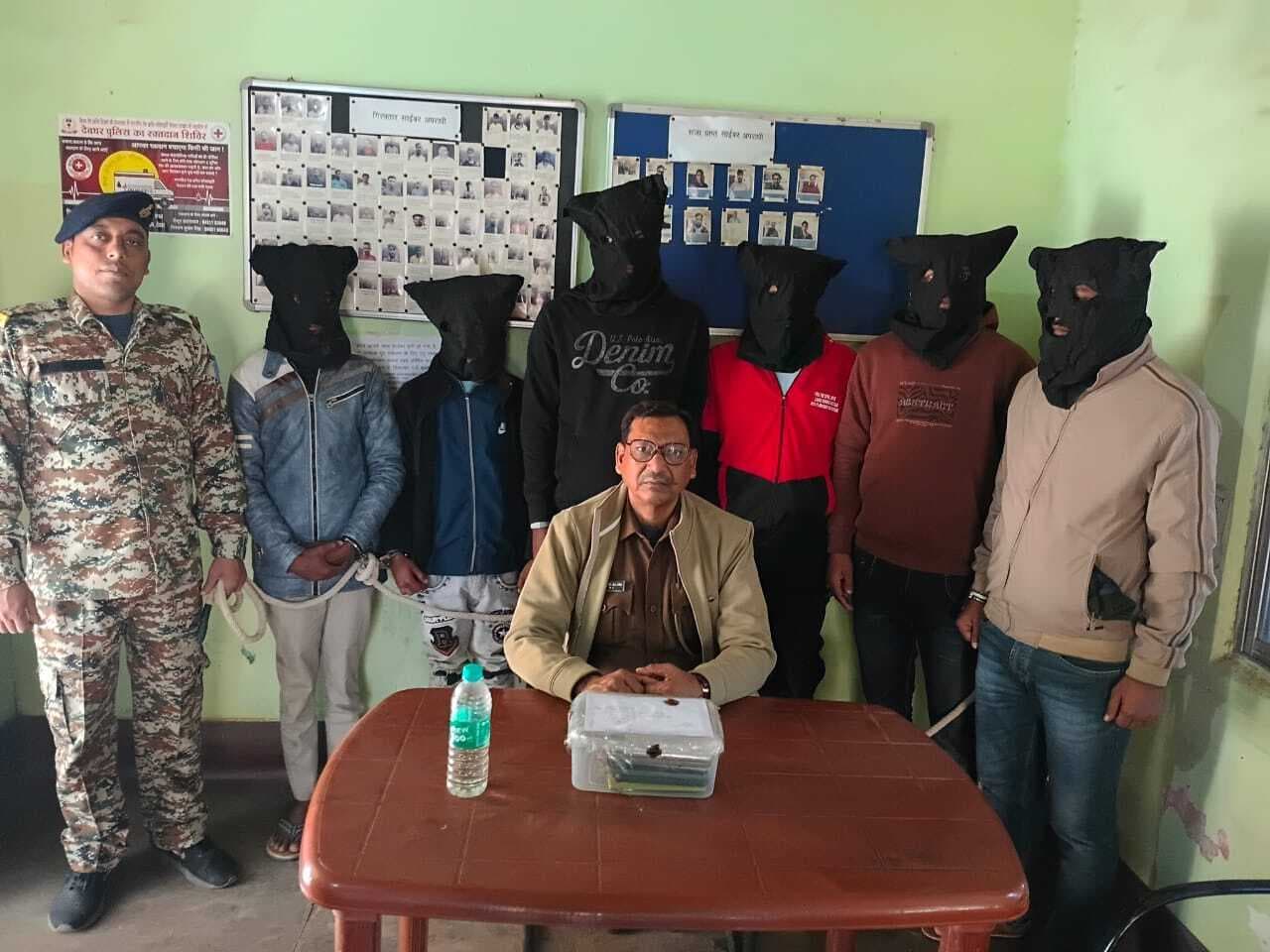 Deoghar news : अधिकारी बनकर साइबर ठगी करने वाले छह गिरफ्तार