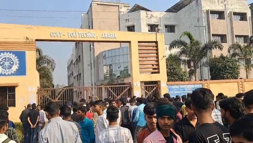 पिकअप वैन  की टक्कर से पॉलिटेक्निक छात्र जख्मी , छात्रों ने किया रोड जाम