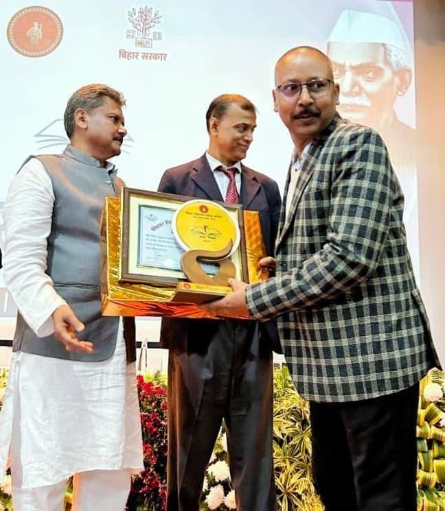 अररिया के डीईओ को शिक्षा मंत्री ने किया सम्मानित