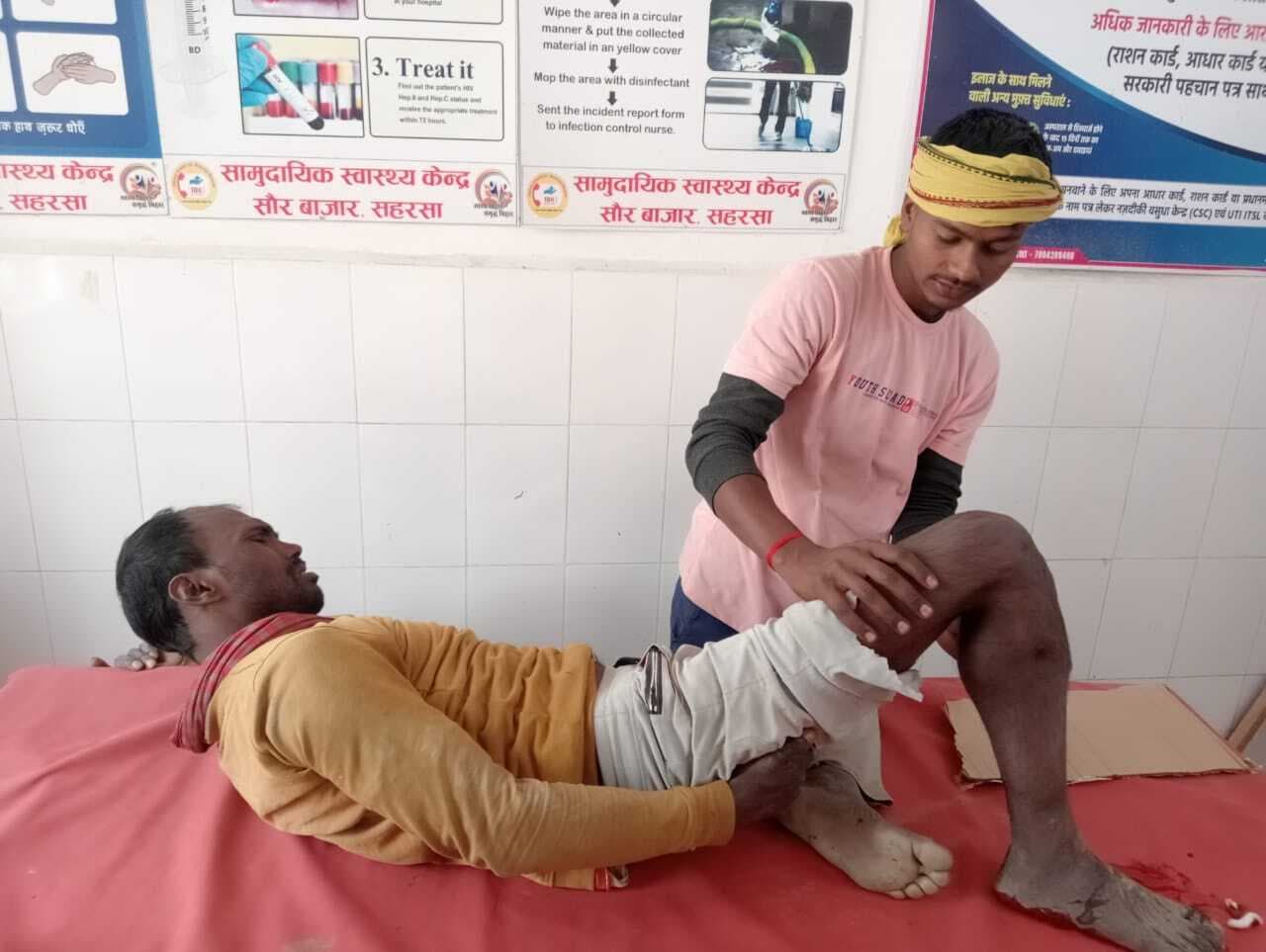 पेड़ काटने के दौरान गिरा मजदूर, जख्मी