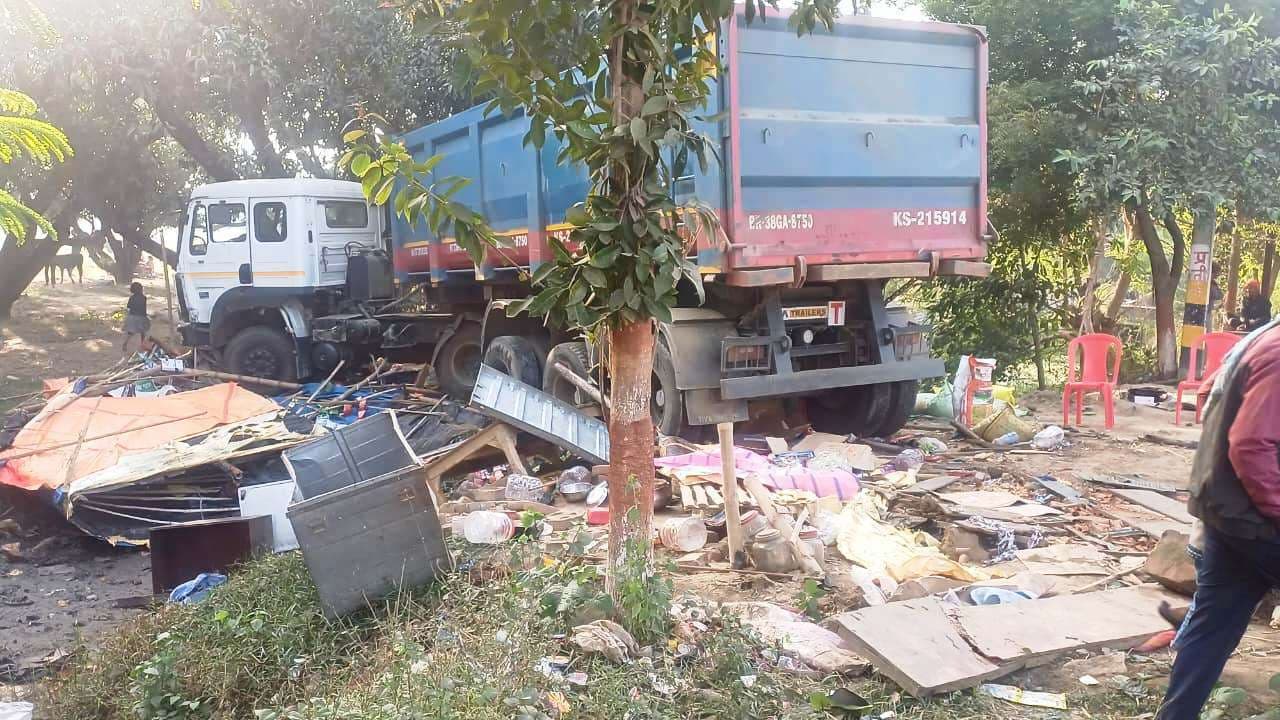 अनियंत्रित ट्रक चाय दुकान में घुसा, टला बड़ा हादसा