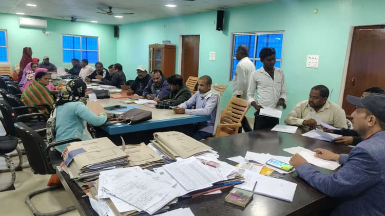 20 विकास मित्रों के बीच मोबाइल टैब वितरित